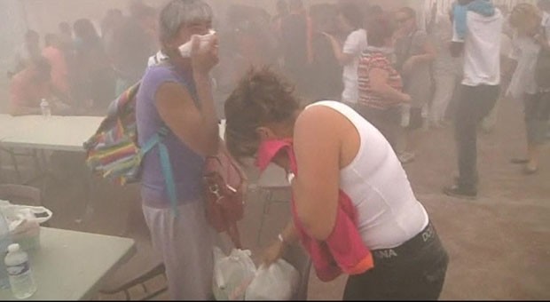 Multidão que via demolição corre de 'tsunami' de poeira na França (Foto: BBC)