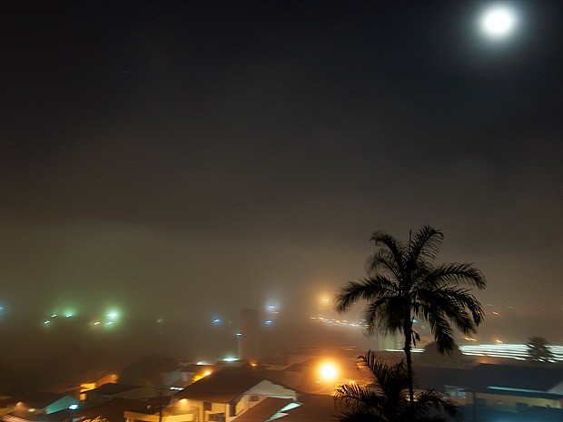 Região do bairro Tarumã durante a noite com neblina forte (Foto: Eduardo Monteiro de Paula/TV Amazonas)