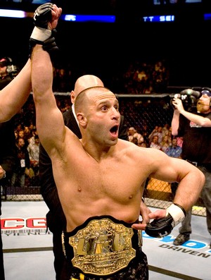 Matt Serra cinturão UFC 2007 (Foto: Getty Images)