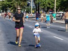 Exercício em família: Adriane Galisteu e Vittorio curtem dia de sol no Rio
