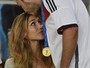 Mario Goetze beija a namorada Ann-Kathrin Broemmel após a vitória contra a Argentina