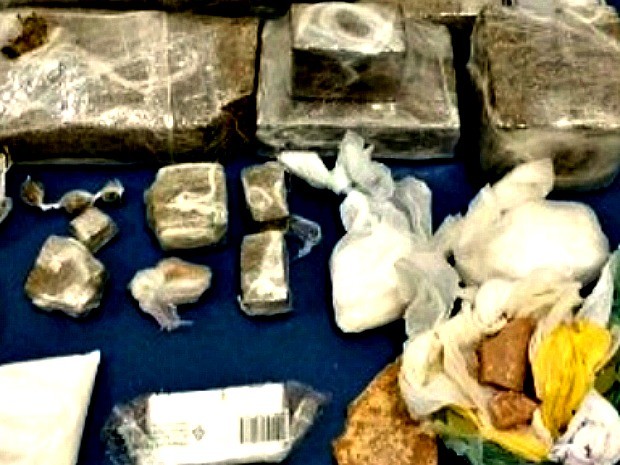 Polícia encontrou com suspeito maconha e crack dentre outras substâncias proibidas (Foto: SSPDS/Divulgação) Polícia encontrou com suspeito maconha e crack dentre outras substâncias proibidas (Foto: SSPDS/Divulgação)