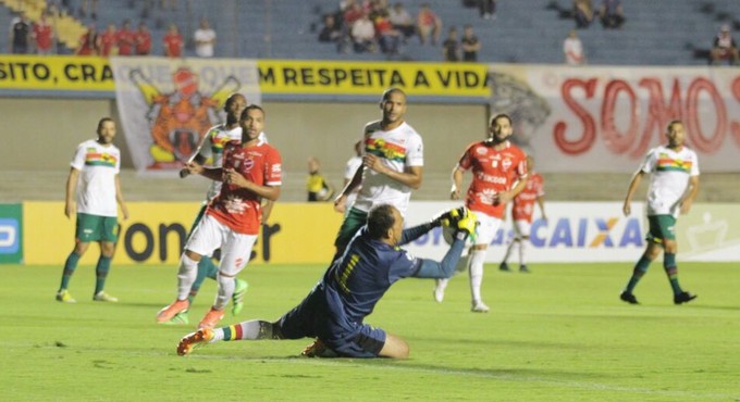 Sampaio perdeu para Vila Nova no Serra Dourada (Foto: Pedro Marinho / Divulgação)