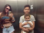 De short, Simony mostra barriga seca em selfie no elevador com os filhos