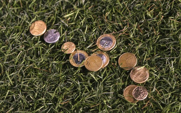 Torcida taca moeda no Ganso (Foto: Alex Silva / Agência Estado)