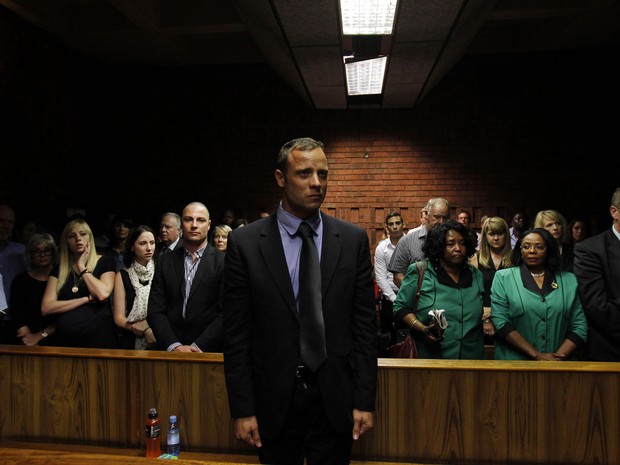 Oscar Pistorius aguarda o início do seu julgamento em tribunal de Pretória, na África do Sul. Ele é acusado de matar a tiros sua namorada, Reeva Steenkamp. (Foto: Siphiwe Sibeko/Reuters)