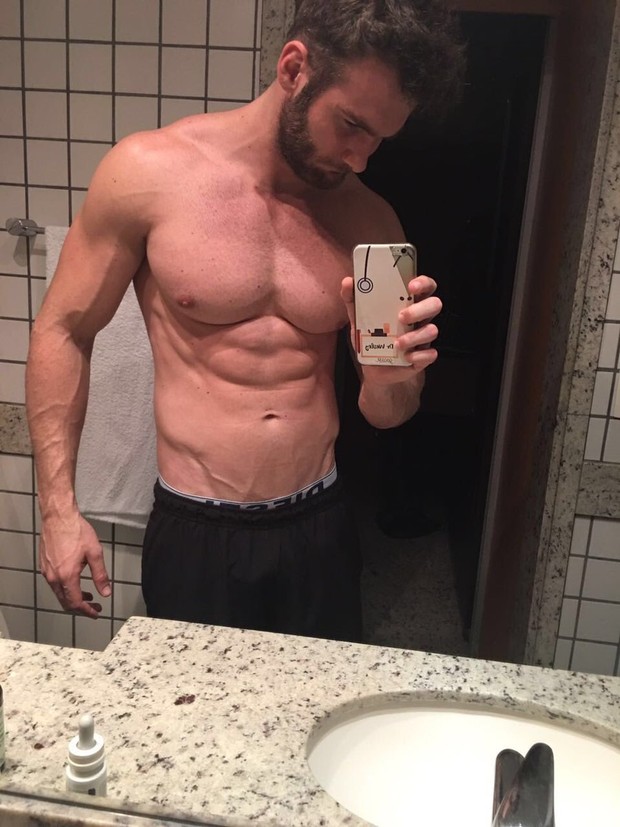 Ex BBB Wesley posa sem camisa e exibe físico sarado Blog Jardilino News