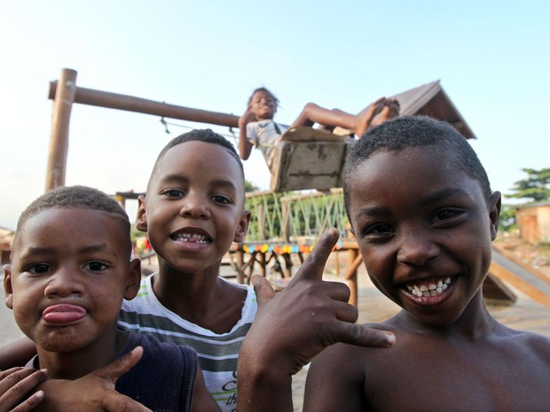 Crianças se divertem em parquinho de comunidade de Duque de Caxias (Foto: Marcos de Paula / G1)