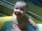 Filho de Priscila Pires curte piscininha em domingo de sol no Rio