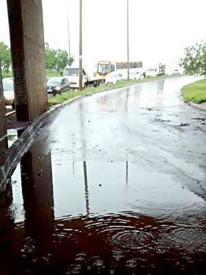 Viaduto do Guará I, no DF, fechado após alagamento (Foto: Corpo de Bombeiros-DF/Divulgação)