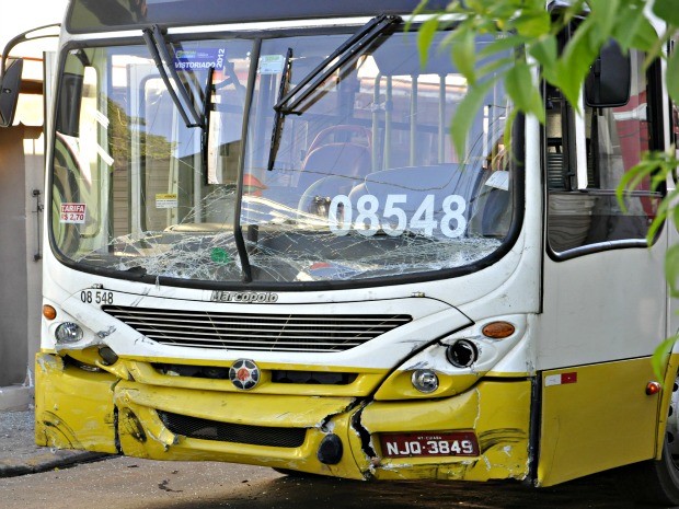 Ônibus que se envolveu em acidente em Cuiabá (Foto: Leandro J.Nascimento/G1)