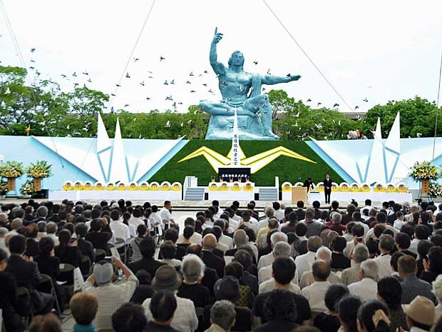 Durante cerimônia, pombas foram libertadas para sobrevoar a Praça da Paz. (Foto: Jiji Press / AFP Photo)
