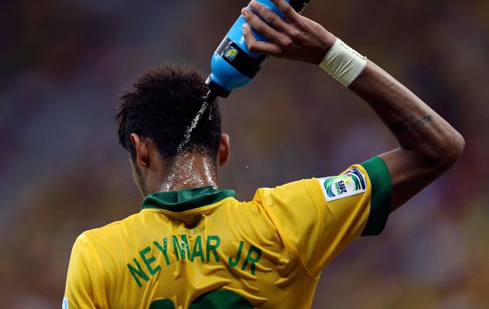Heat Confederations Cup - Neymar hydrates (Photo: Reuters)
