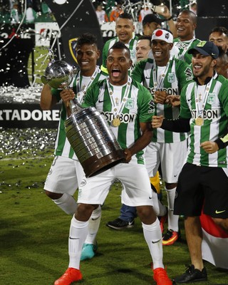 Borja comemora conquista do Atlético Nacional com o troféu da Taça Libertadores (Foto: AP Photo/Fernando Vergara)