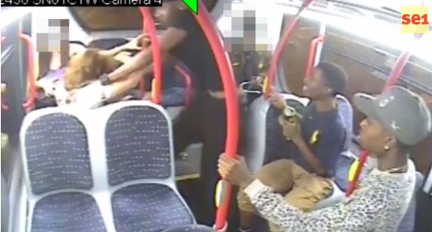 Imagens mosram guangue espancando garota em ônibus de Londres (Foto: Reprodução/ YouTube/  London SE1)