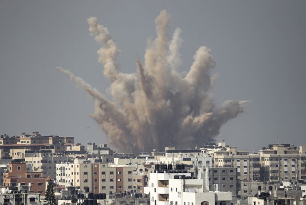 Fumaça é vista em Gaza após o que testemunhas disseram ser um ataque aéreo israelense nesta segunda-feira (25) (Foto: Ahmed Zakot/Reuters)
