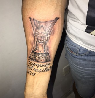 Moisés tatua taça do título brasileiro de 2016 no braço