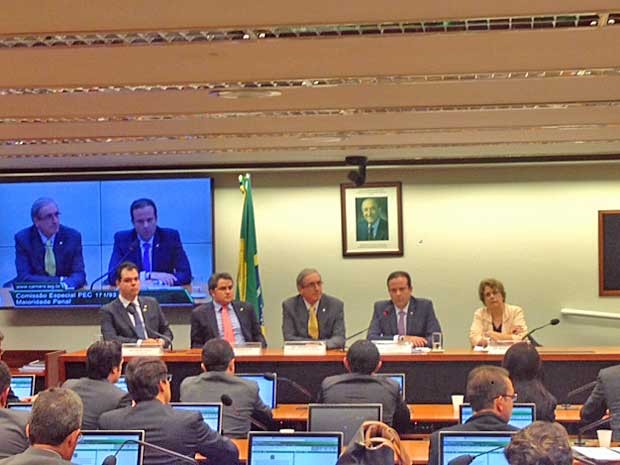 Eduardo Cunha (centro) acompanha instalação de comissão especial sobre maioridade penal (Foto: Nathalia Passarinho / G1)
