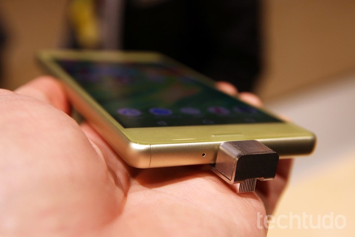 Detalhes da parte inferior do Xperia X (Foto: Fabrício Vitorino/TechTudo) Detalhes da parte inferior do Xperia X (Foto: Fabrício Vitorino/TechTudo)
