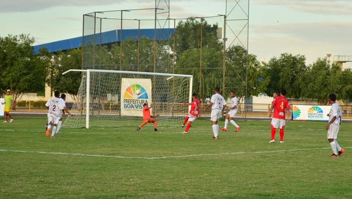 Zagueiro Piru também perde gol feito embaixo da trave na abertura do Roraimão 2016 (Foto: Ivonisio Júnior)