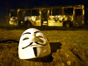 Criminosos utilizaram máscaras durante abordagem (Foto: Daniel Burigo/Divulgação)