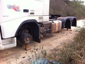 Roubo de pneus de caminhão em Lajedo, no Agreste de Pernambuco (Foto: Danilo César/ TV Asa Branca)