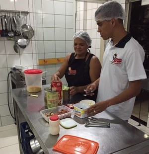 Wendell Lira trabalhando com a mãe (Foto: Jefferson Rodrigues)