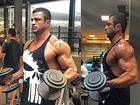 Com 120 kg, ex-BBB Kléber Bambam exibe braços musculosos