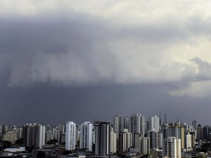 Nuvens carregadas são vistas na cidade de São Paulo, SP, na tarde desta quinta-feira (13). (Foto: André Lucas Almeida/Futura Press/Estadão Conteúdo) Nuvens carregadas são vistas na cidade de São Paulo, SP, na tarde desta quinta-feira (13). (Foto: André Lucas Almeida/Futura Press/Estadão Conteúdo)
