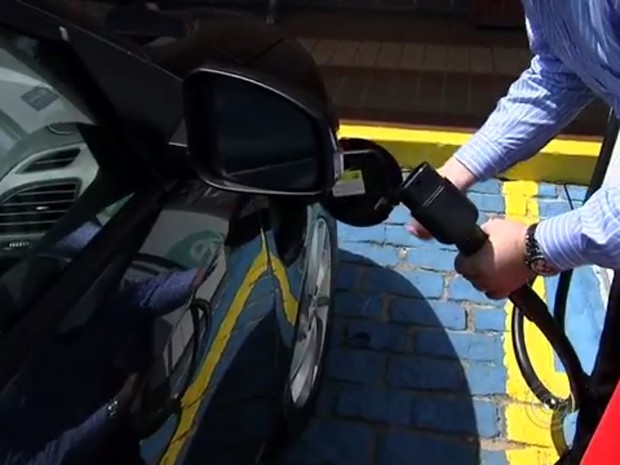 Motoristas podem abastecer carros elétricos de graça (Foto: Reprodução/TV TEM)