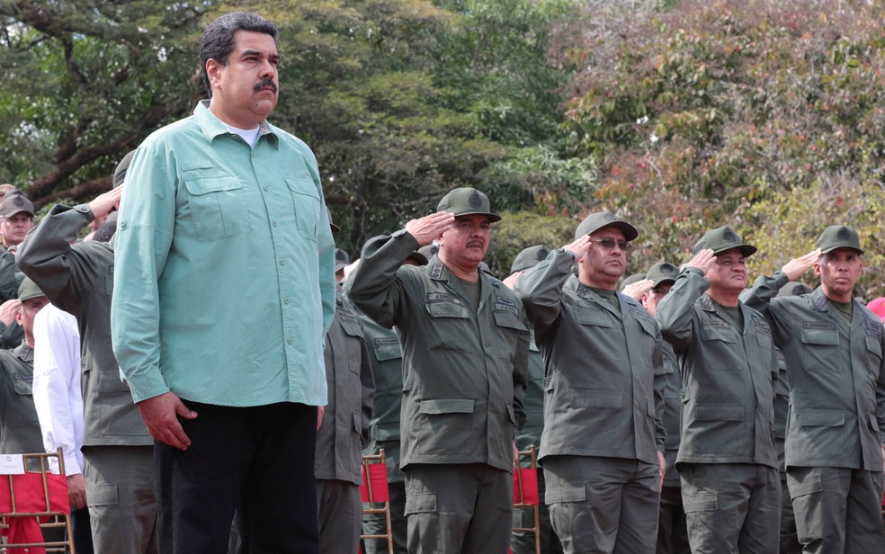 O presidente da Venezuela, Nicolás Maduro, assiste a uma parada militar em Campo de Carabobo, na quarta (28) (Foto: Miraflores Palace/Handout via Reuters)