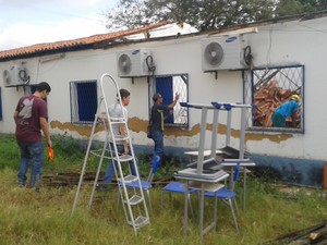 Engenheiro da Semec fez vistoria na escola nesta quinta-feira (3) (Foto: Gilcilene Araújo/G1)