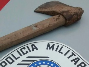 Homem é preso ao tentar matar a mãe com machado em Areias, SP (Foto: Divulgação/Polícia Militar)