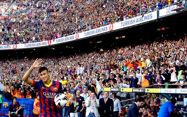 Neymar apresentação Barcelona torcida (Foto: Reuters)
