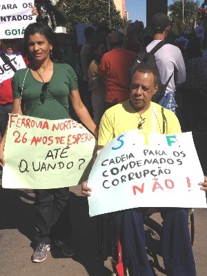 Deficiente faz questão de participar de protestos com a esposa, em Goiás (Foto: Paula Resende/ G1)