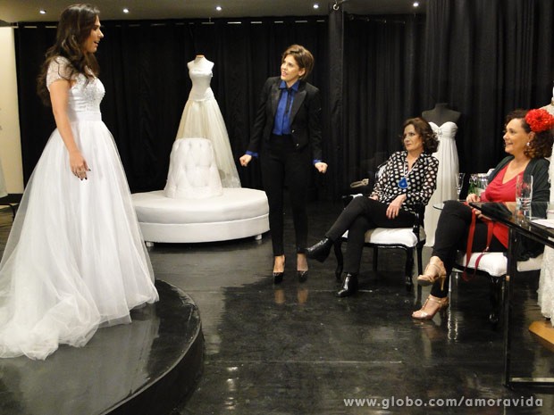Amor à Vida: Valdirene escolhe o vestido de noiva na loja de Edith
