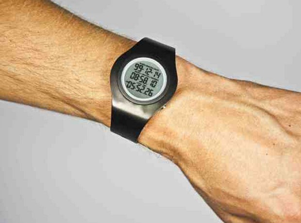 Imagem mostra relógio que mostra o tempo de vida do usuário sendo usado (Foto: Divulgação/Kickstarter)