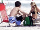 Fiuk troca chamegos com namorada na praia