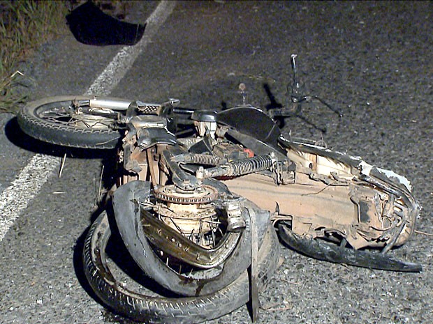 Moto que bateu num carro na DF-345 na noite desta sexta-feira (16) ficou destruída (Foto: TV Globo / Reprodução)