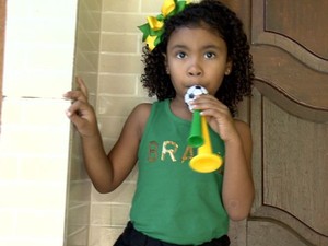 Marina, de cinco anos, encontrou uma maneira inusitada de cantar o hino  (Foto: Reprodução/ TV Gazeta)