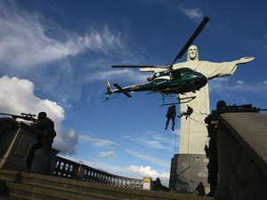 Helicóptero participa do treinamento do Bope (Foto: Alexandre Vieira/Agência O Dia/Estadão Conteúdo)