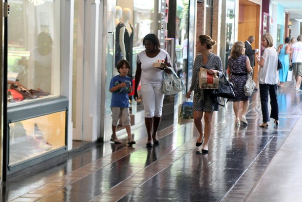 Adriana Esteves passeia com o filho em shopping no Rio (Foto: Daniel Delmiro/AgNews)