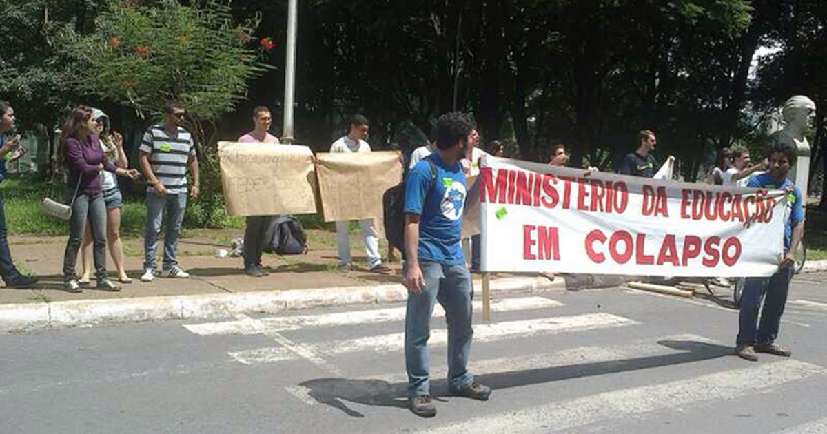 G Estudantes Da Gama Filho Protestam Em Frente Ao Minist Rio Da