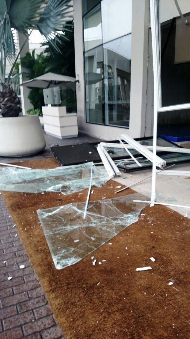 Vidros quebrados foram parar do lado de fora do hotel (Foto: G1)