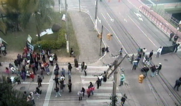 Protesto foi realizado na região central de Porto Alegre (Foto: Reprodução/RBS TV)