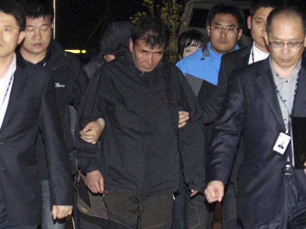 Capitão da balsa que naufragou, Lee Joon-Seok, é visto ao chegar à corte de Mokpo nesta sexta-feira (18) (Foto: Reuters/Yonhap)