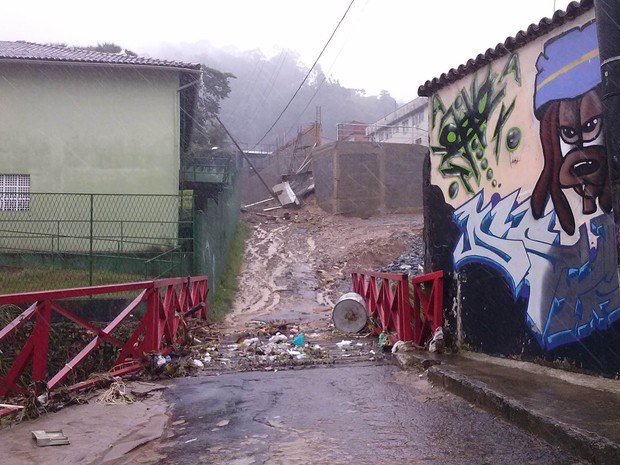 Deslizamento de terra em bairro de Petrópolis (Foto: Isabela Marinho/G1)