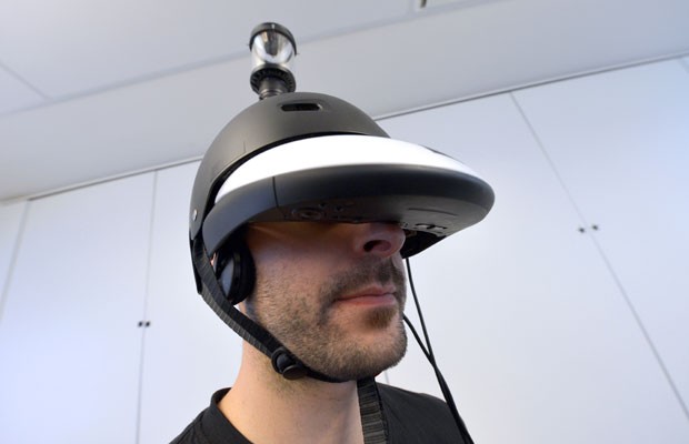 Homem usa um protótipo de um capacete chamado “FlyViz" em uma demonstração nesta terça-feira (4) em Paris, no centro de pesquisas francês Inria. O protótipo permite que um ser humano, pela primeira vez, consiga ter uma experiência de visão de 360 graus em tempo real do seu ambiente. (Foto: Miguel Medina/AFP)