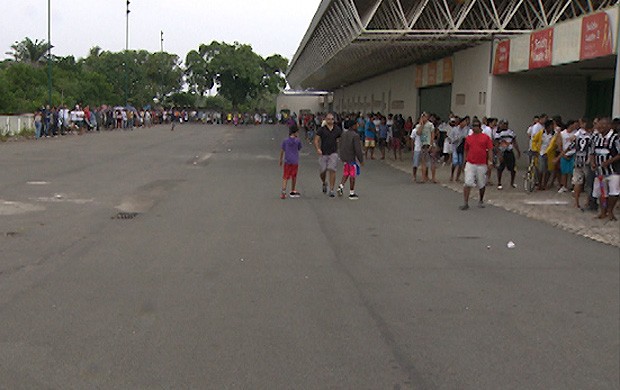 fila para comprar ingresso para bahia x corinthians (Foto: Imagens/TV Bahia)