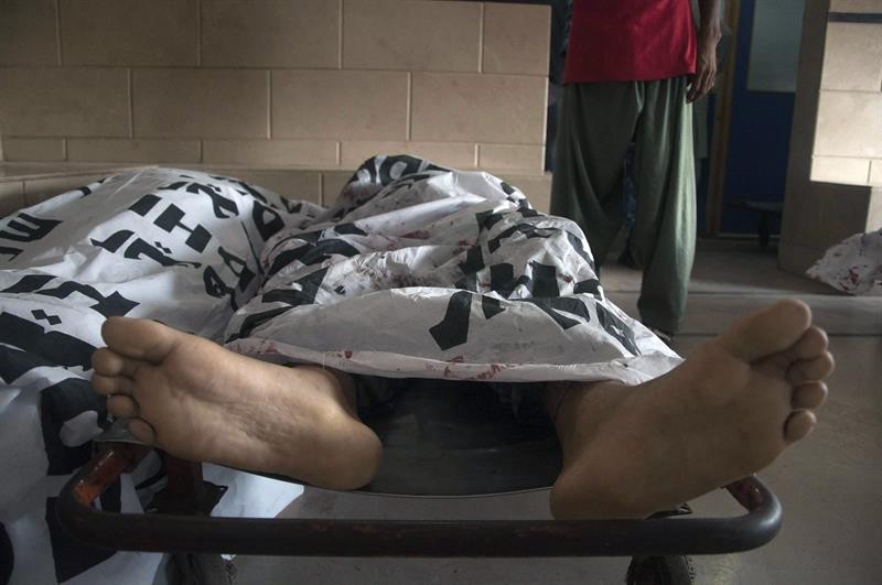 Corpos de vítimas do ataque suicida perpetrado nesta segunda-feira (9) pelo Taleban no aeroporto internacional de Karachi, o maior do Paquistão. Cerca de 30 pessoas morreram
